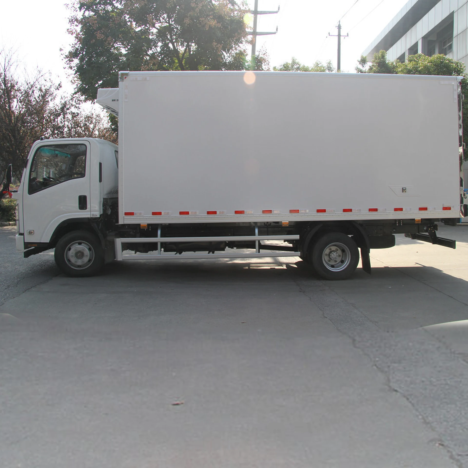 Euro4 Isuzu 4x2 Refrigerated Truck 5 Ton Light Truck Left Hand Drive