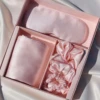 Funda de almohada rosa + antifaz + coleteros con caja