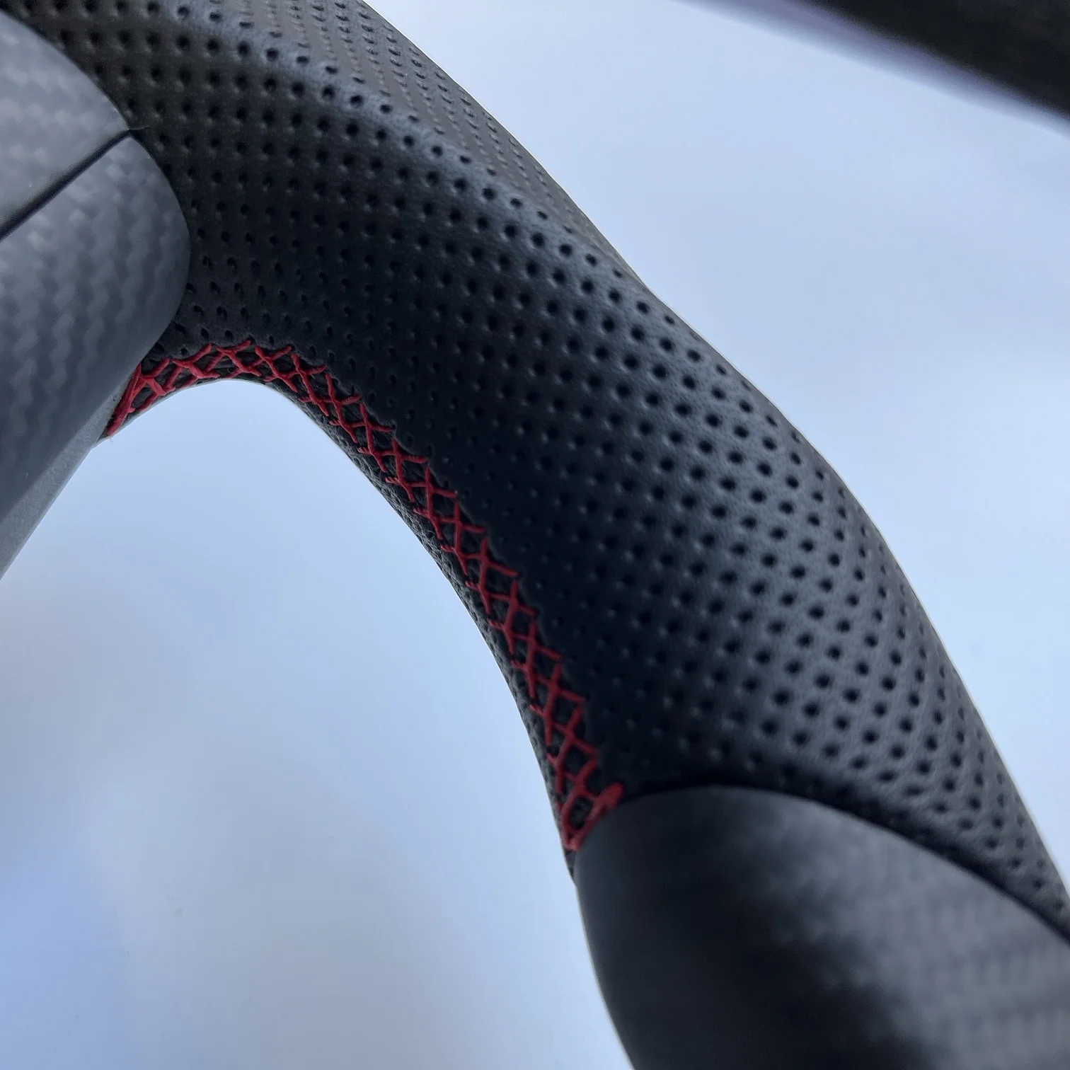 Flat bottom gloss carbon fiber steering wheel suitable for Audi B7 A5 S5 with black perforated leather sides yellow stripe
