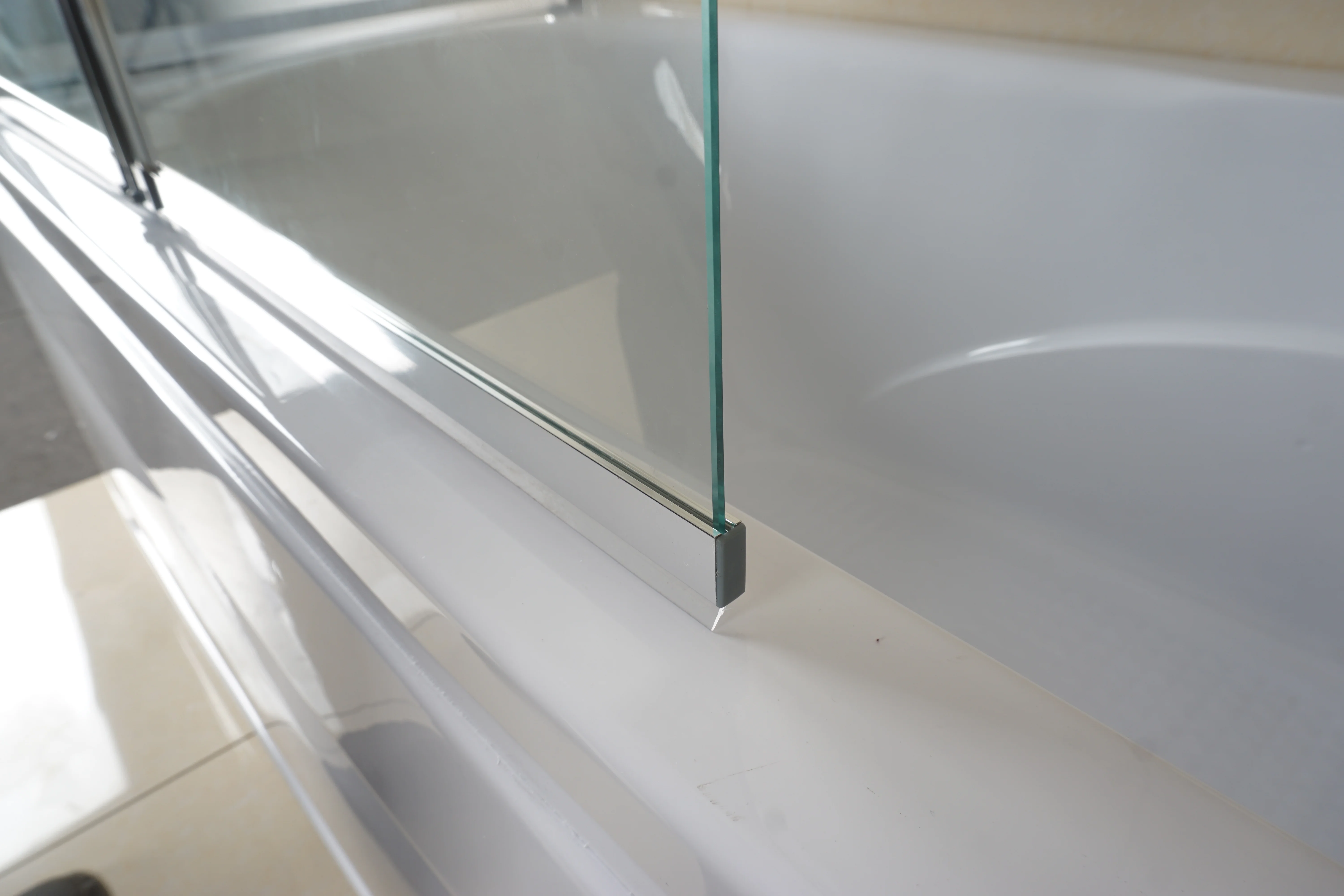 
3 folded free style 4mm safety Glass Shower Bathtub Screen free standing HOT online selling model 
