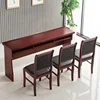 Mesa de chapa de madera de 1,8 metros y tres sillas.