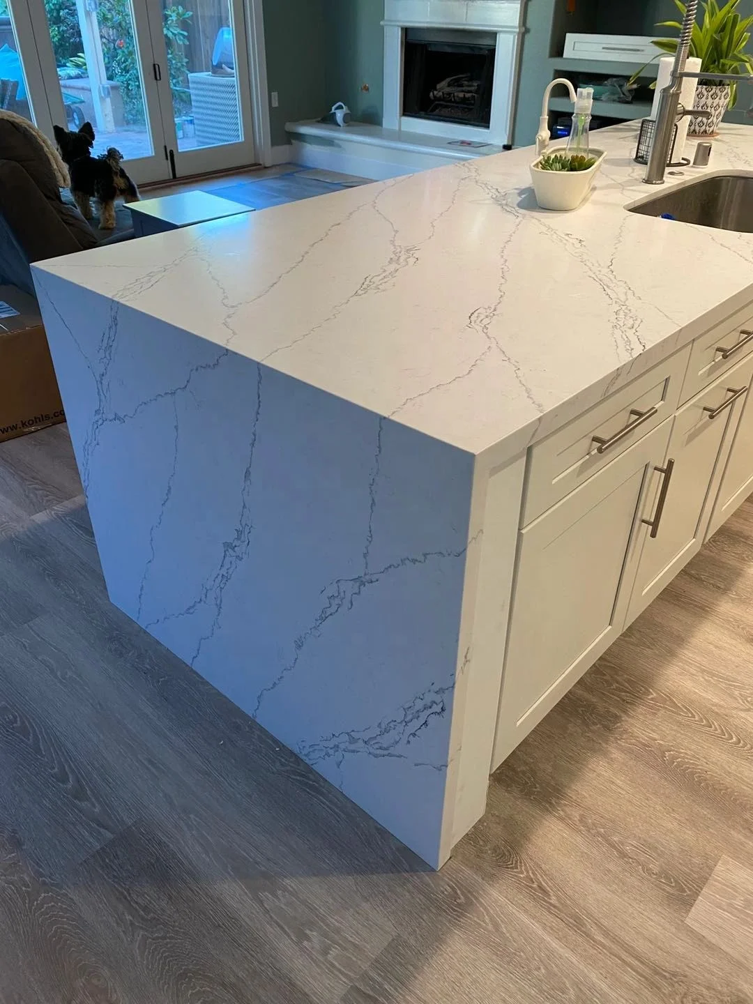 Customized Modern Artificial Granite Quartz Stone Countertops Table Tops Kitchen Island Calacata White Factory Price One-Stop