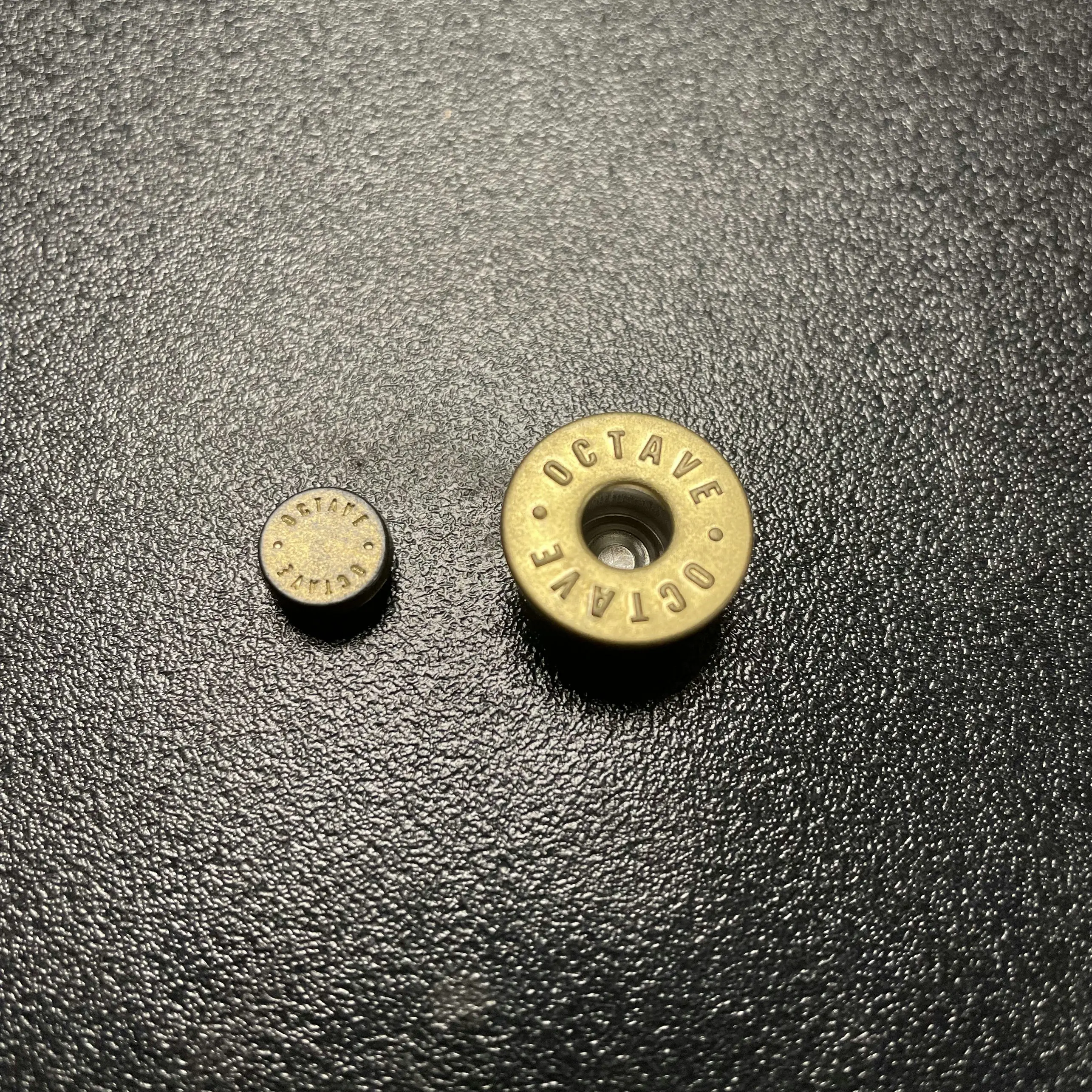 Латунные античные кнопки для этикеток с логотипом, заклепками, металлическая модная Высококачественная индивидуальная поддержка