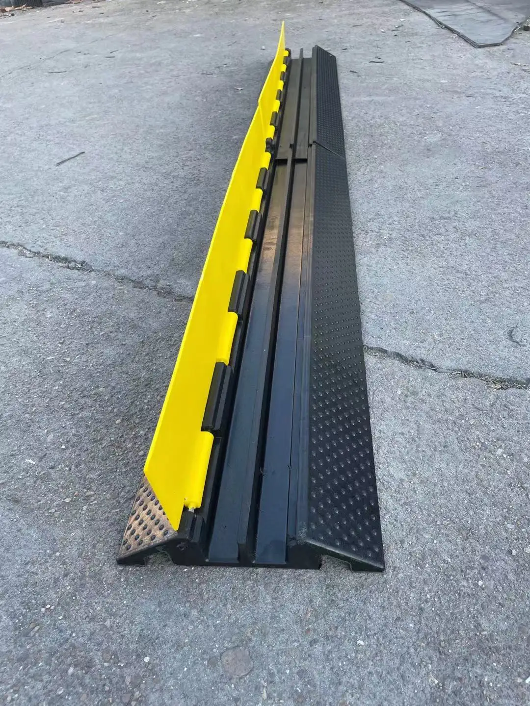 OEM Rubber Pvc Drop Over Cable 2 Channel Ramp Cable Protector factory