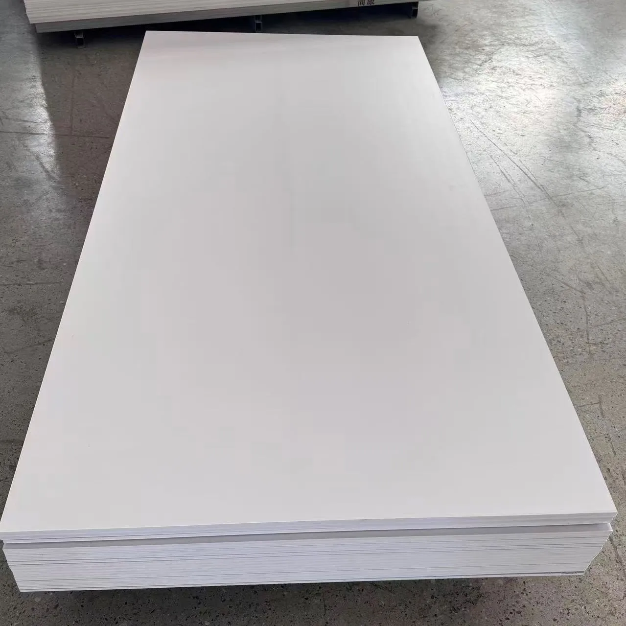 لوحة رغوية من PVC للطباعة – سطحها أبيض ناعم وسهل التقطيع وخفيف الوزن ومقاوم للماء والنار ومكافح للحشرات، وبسماكة تتراوح بين ١–٣٠ مم