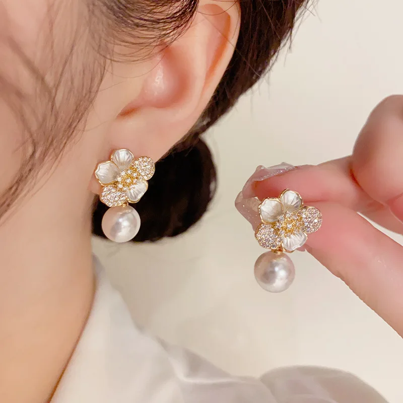 Exquisite Pearl Flower Pendant Earrings