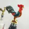 Tappo per bottiglia a forma di gallo smaltato