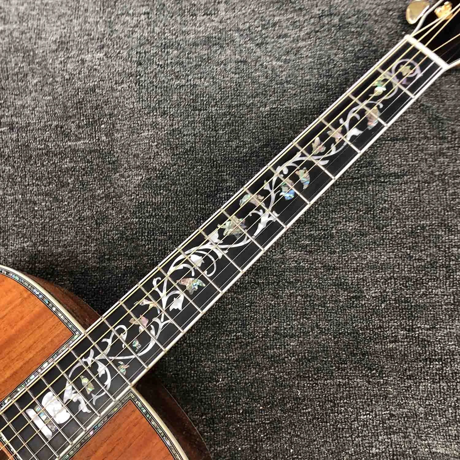 Charra acustica con top in cedro massiccio personalizzato, intarsio Charra acustica con top in cedro massiccio personalizzato, intarsio