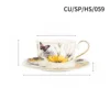 Taza y plato amarillos.