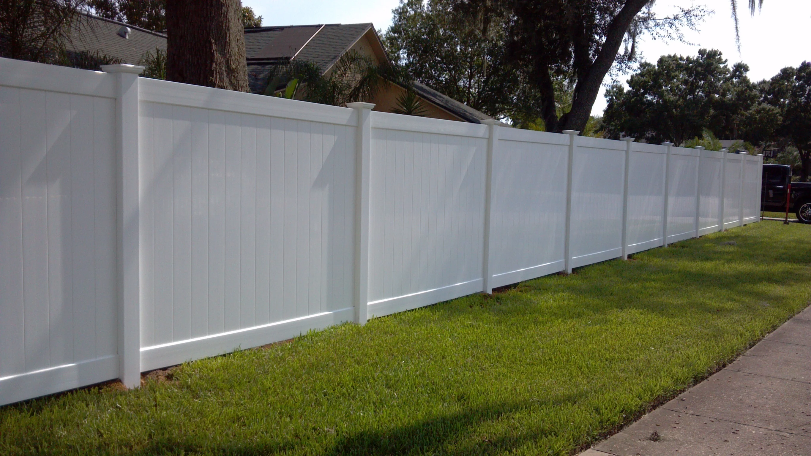 Забор из бетонных панелей. Белый бетонный забор. Заборы для дачи из бетонных панелей. Красивый белый забор.