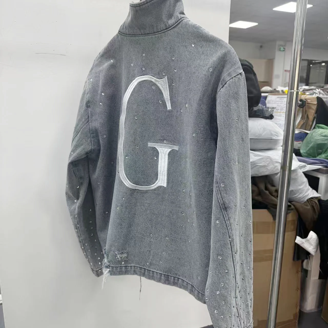 OEM Factory Custom Design Sun Faded Distressed Jeans Denim Jacket Streetwear Vintage Embroidery Rhinestone Men'S Denim Jacket gallery 4