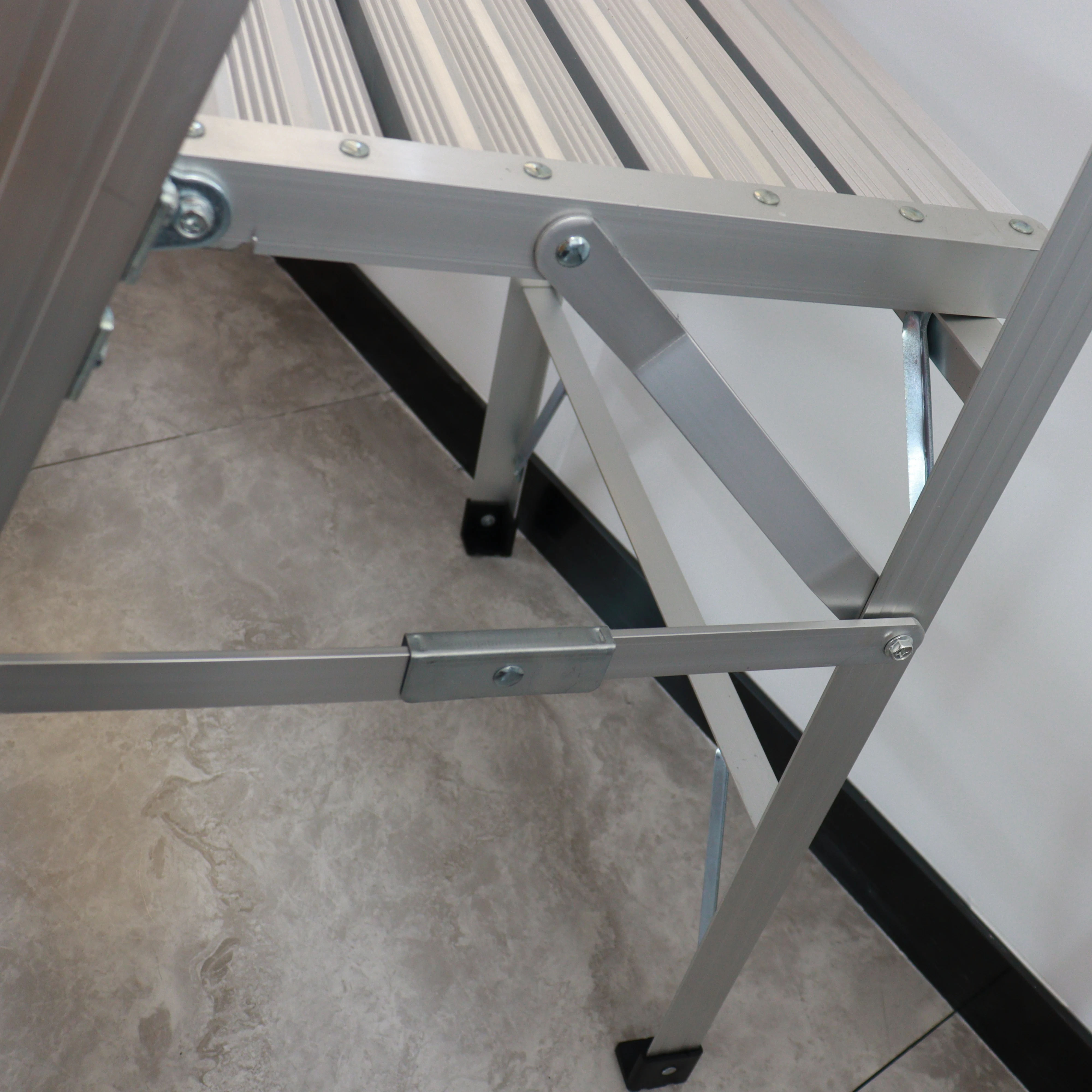 Factory Suppliers High Quality  Handrail Platform Aluminum Step  Ladder