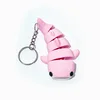 Llavero de tiburón rosa manchado