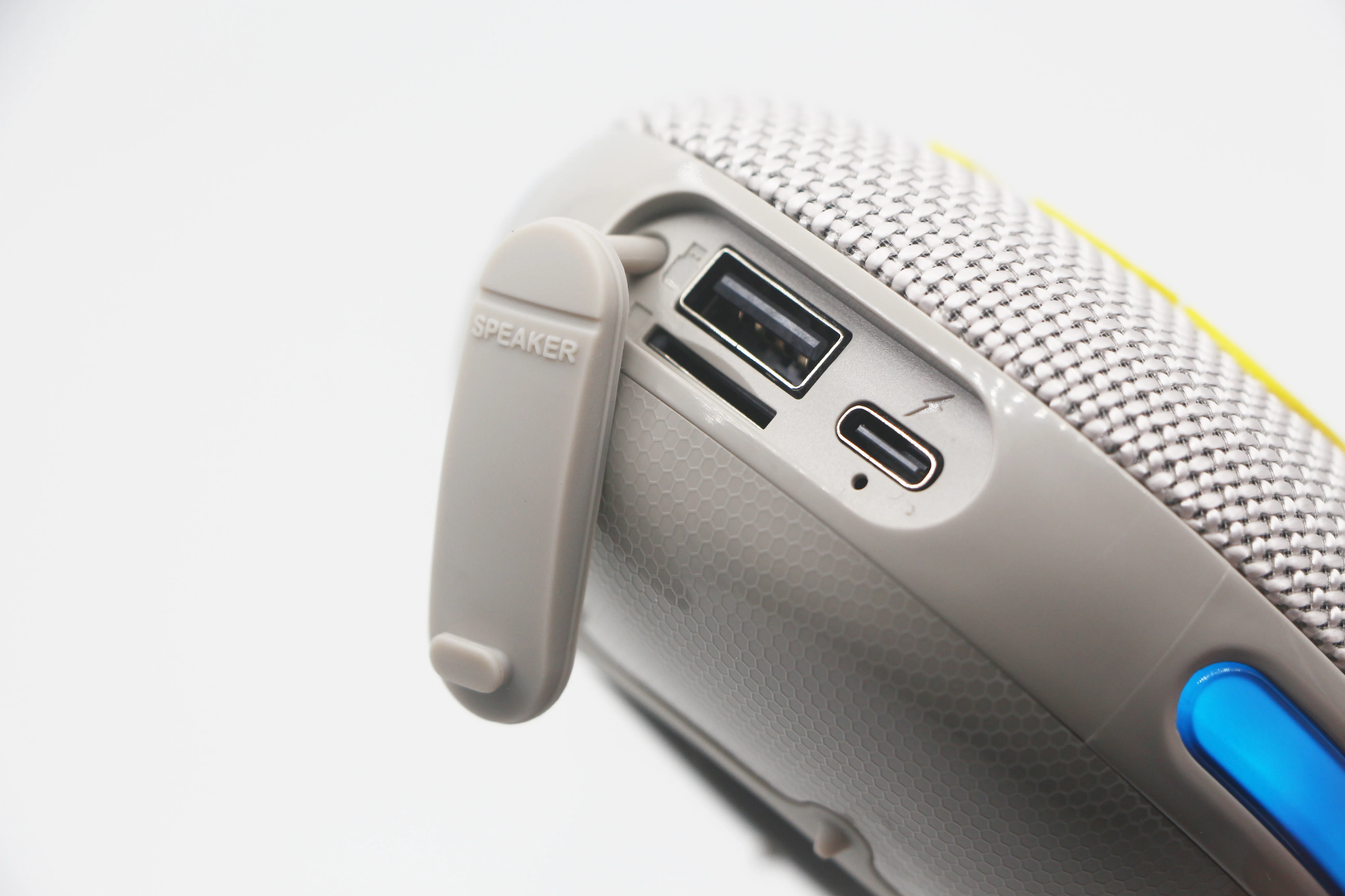 TG-447热卖便携式低音炮超低音无线蓝牙扬声器调频收音机支持TF/USB织物有源RGB灯扬声器