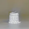 Une paire de lacets d'amour réfléchissants blancs