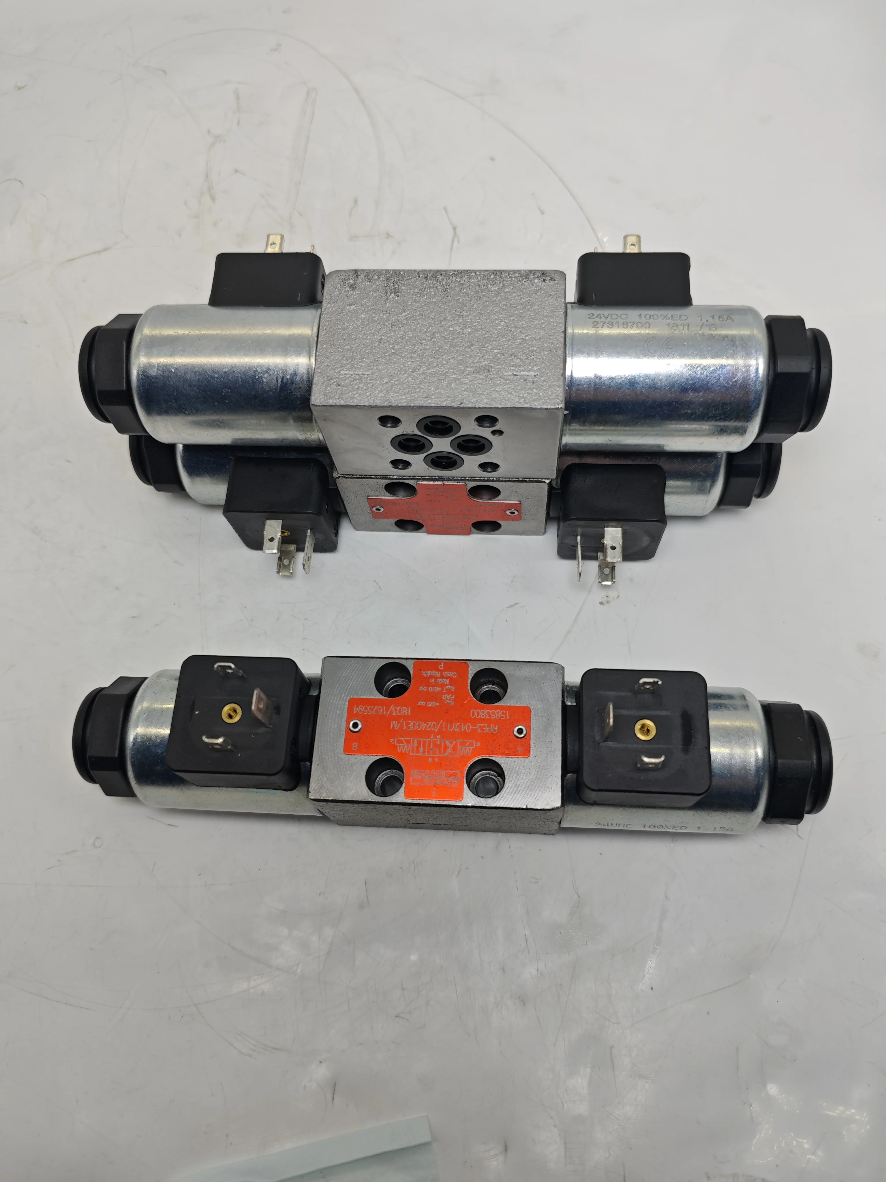 Electrovanne Hydraulique Argo Hytos RPE3-043C11 – 4/3 Voies – 230V – NG04 CETOP2 – Neuf