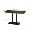 Mesa larga con tablero de mármol y base de metal