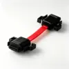 Cable rojo con conectores negros.