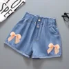 Shorts elasticizzati rosa con farfalle