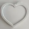 Marco en forma de corazón con texto impreso.