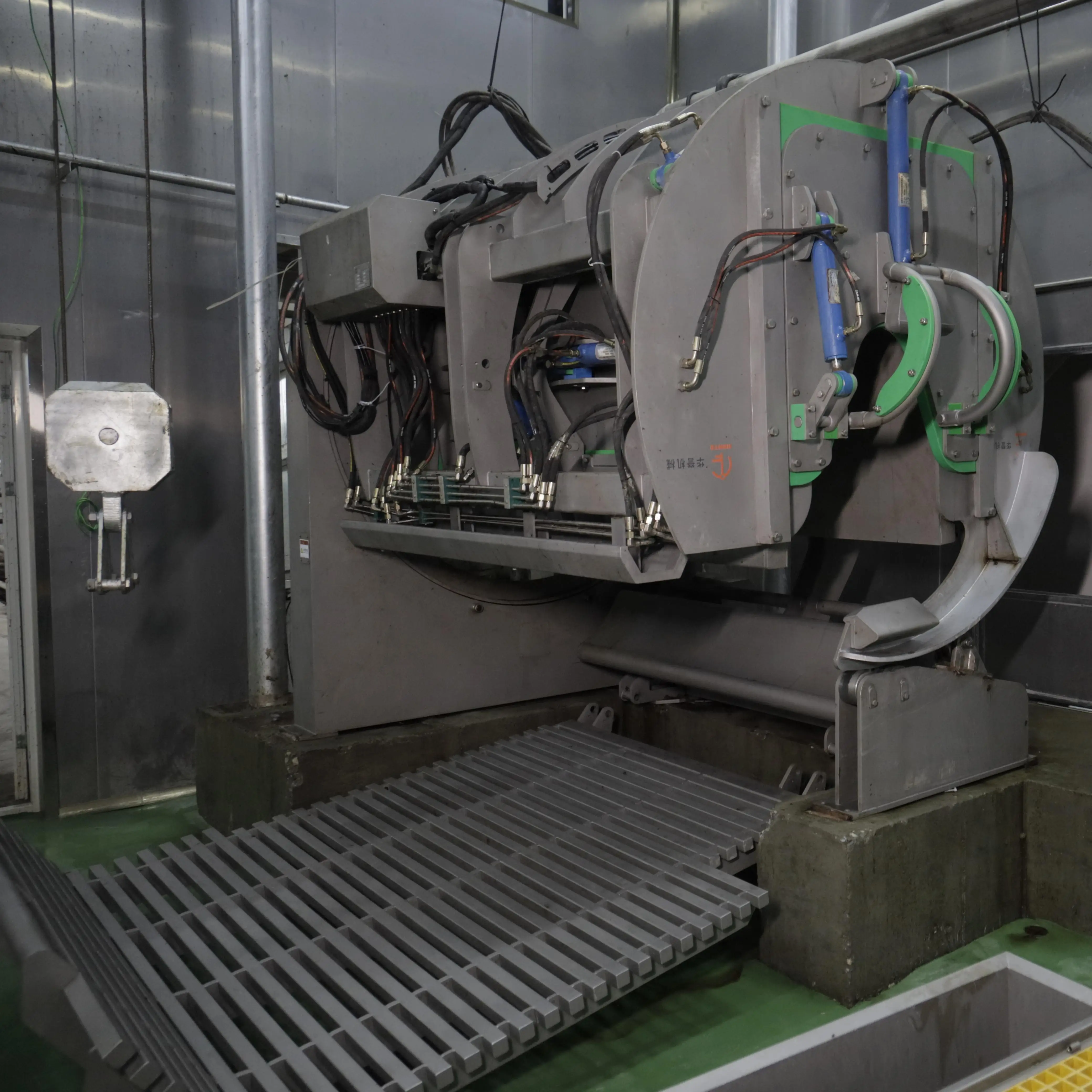Professional pneumatic halal rotary slaughter box for humane and safe cattle processing