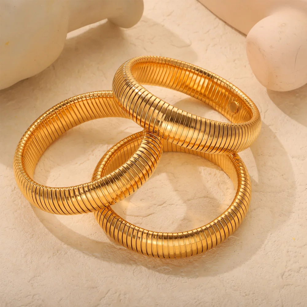 French Romantic Bangle with Sparkling Zircon Gold Plated Inlaid Hollow Glittering Stainless Steel Bangle