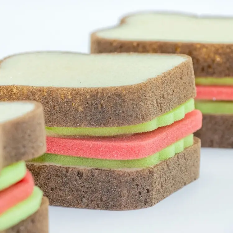 губка реклама. губки для посуды. губки мочалки для уборки. мочалка губка с мылом внутри. щетки губки тряпки вид сверху.