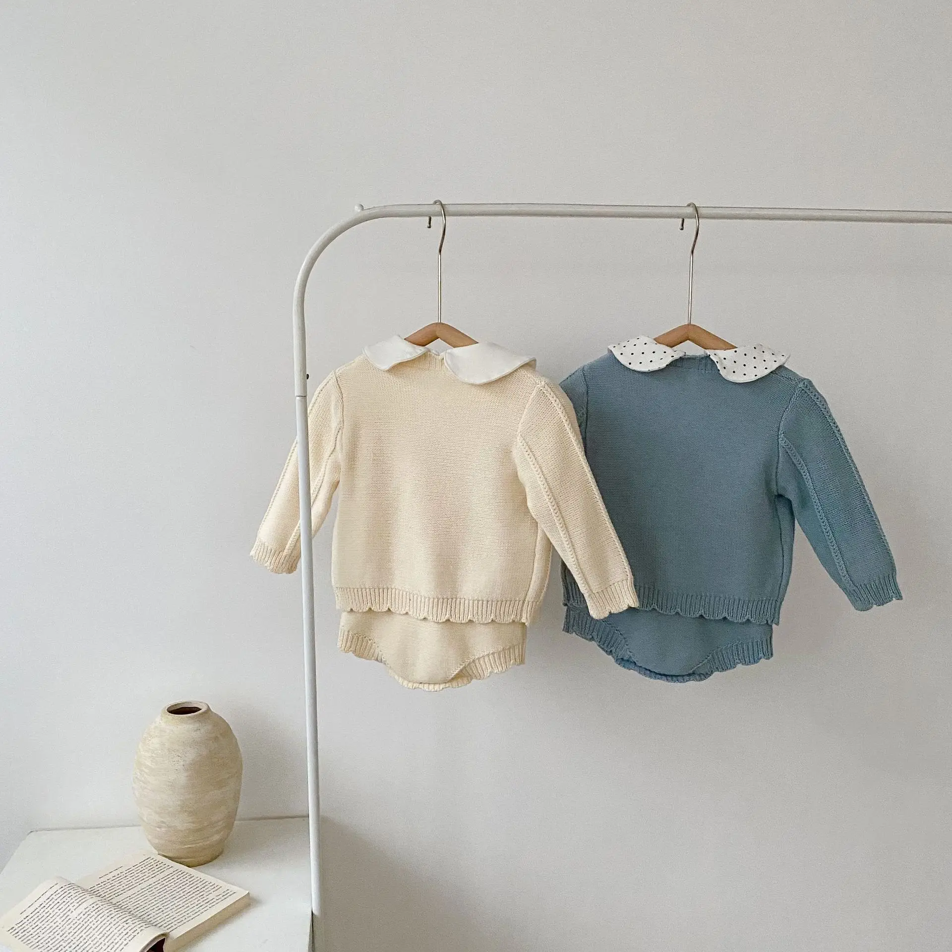 Осенне-зимний детский комплект из свитера с цветочной вышивкой, пальто с длинным рукавом + комбинезон на бретелях, детский вязаный свитер, одежда для девочек