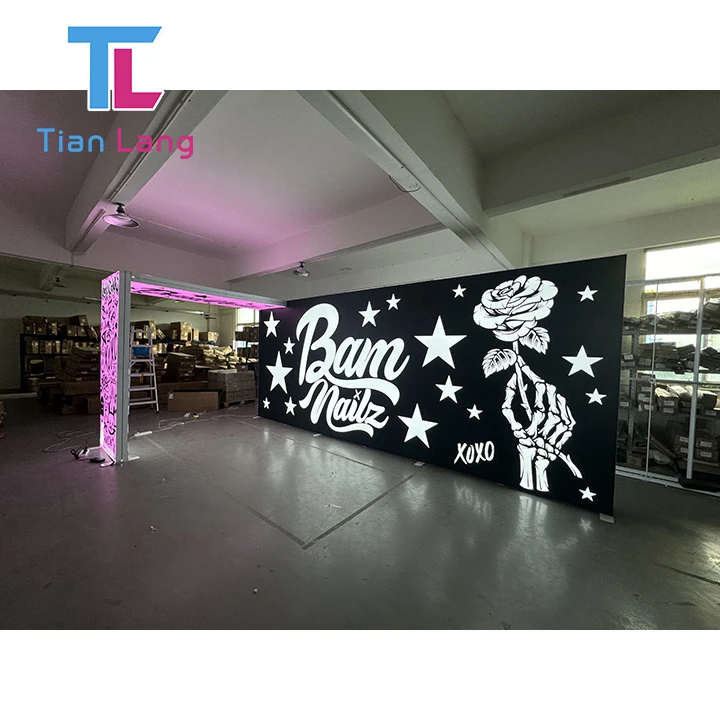 Messe väljakutse摊位 näitamine jõnestatud kaneekseline taust segi pop-up LED tagavalgusmaine väljakutsevalguskaast meseevent摊位