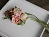 Fiore da polso rosa chiaro