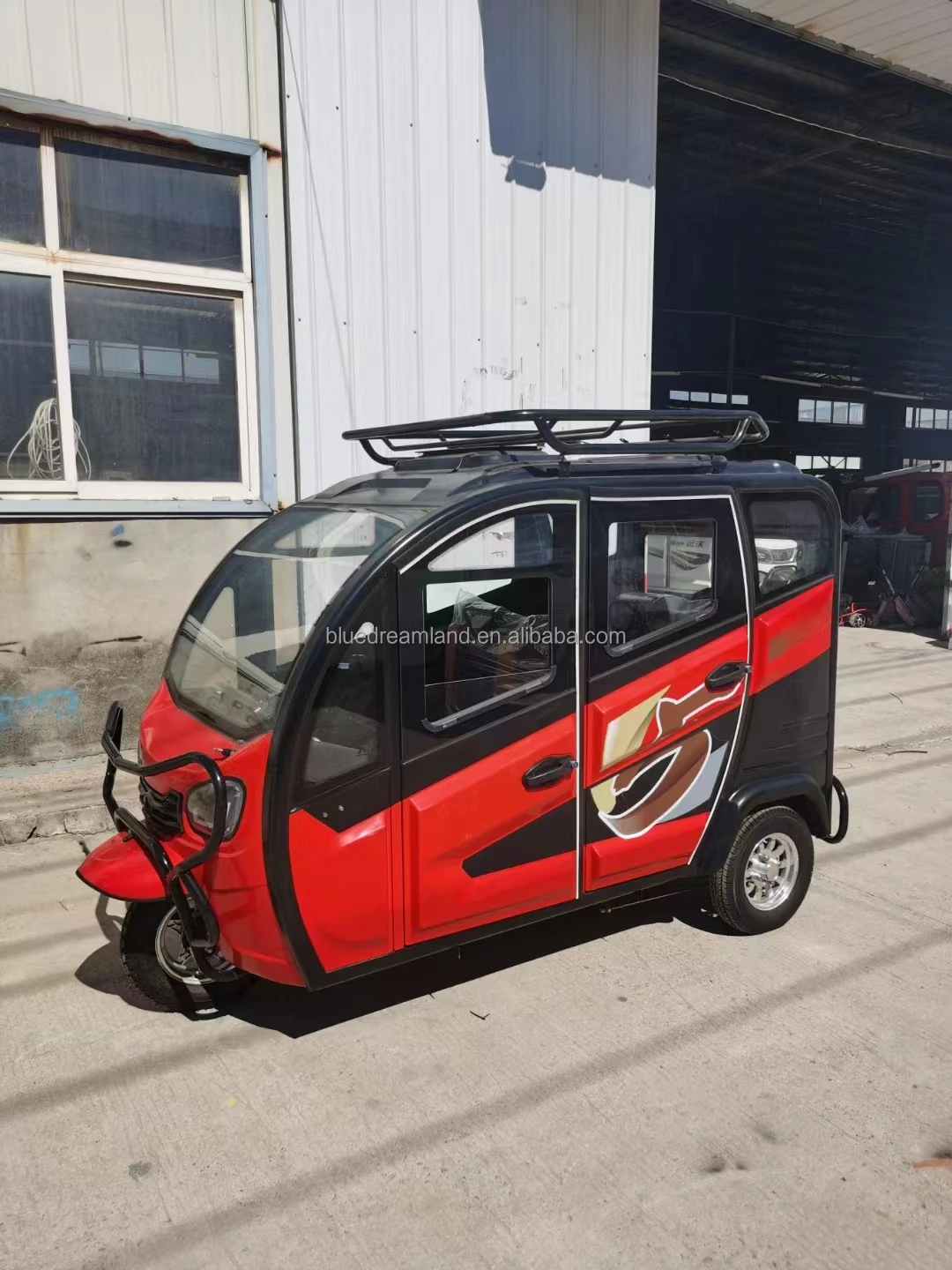 Fully closed electric tricycle