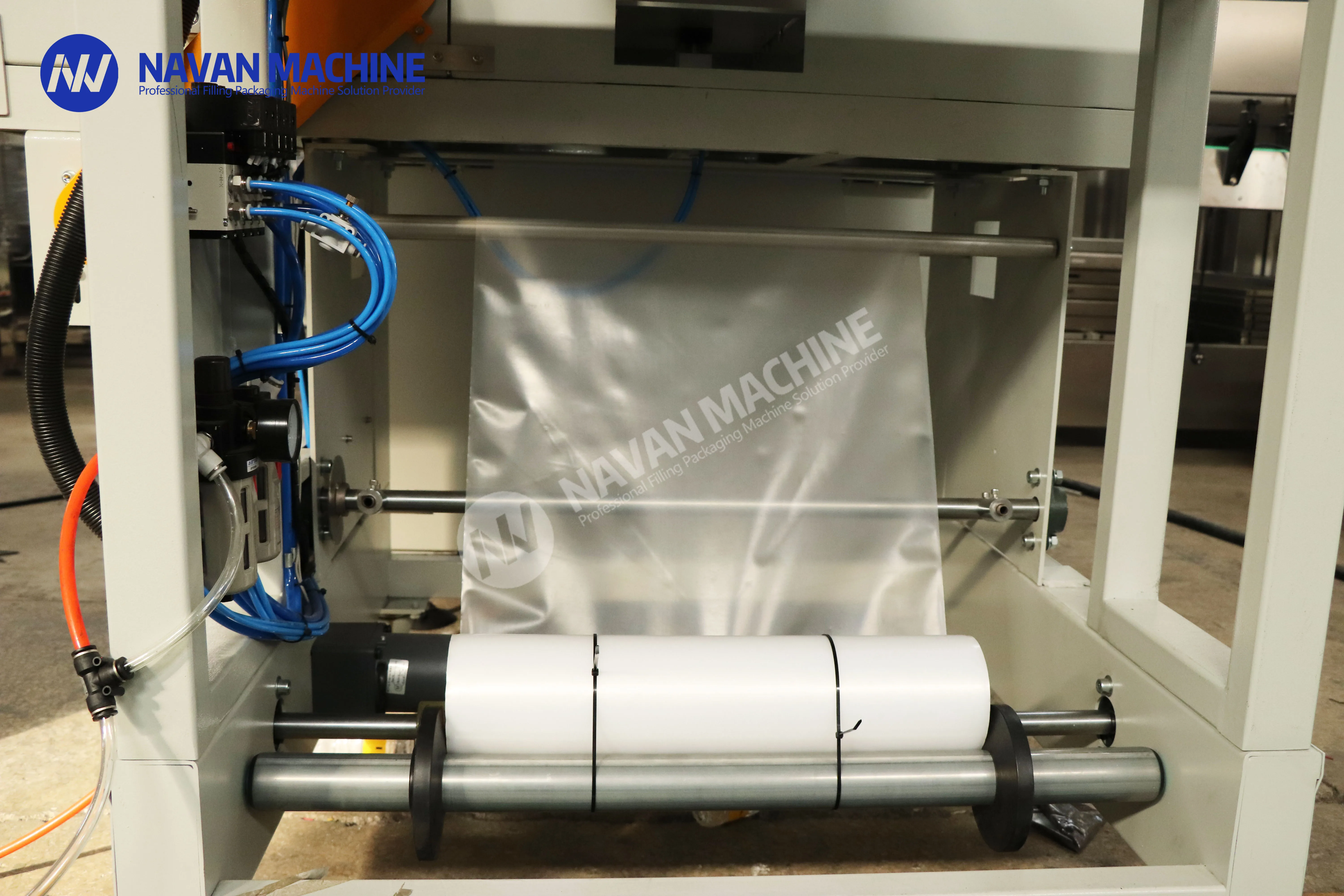 Heat Shrink Film Wrapping Machine Automatic Plastic Bottle PE Film Packaging Machine for Water Juice Carbonated Drink Bottle manufacture