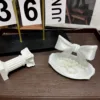 Boîte blanche légère avec ruban.