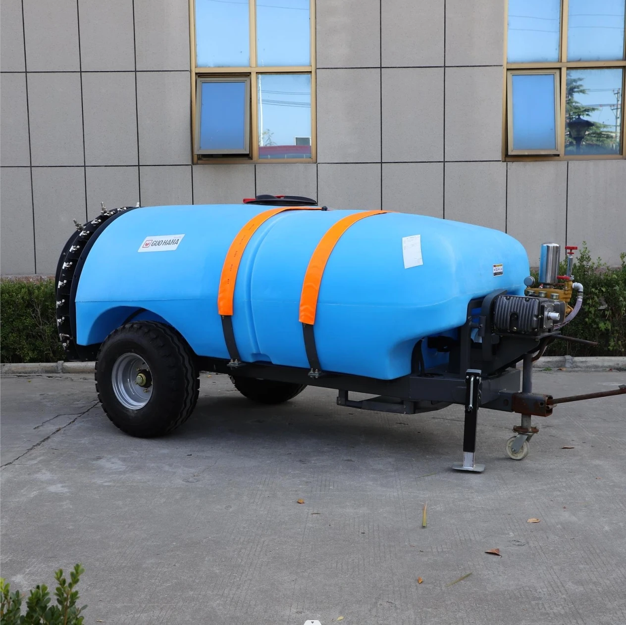 Trailed orchard sprayer, 2000 L tank, 16 nozzles