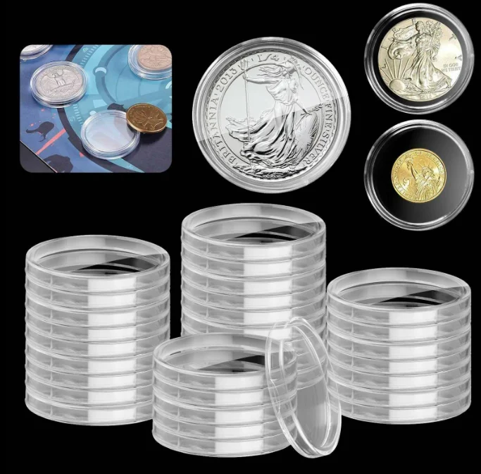 крупным планом серебряные и золотые монеты в прозрачных пластиковых капсулах на столе