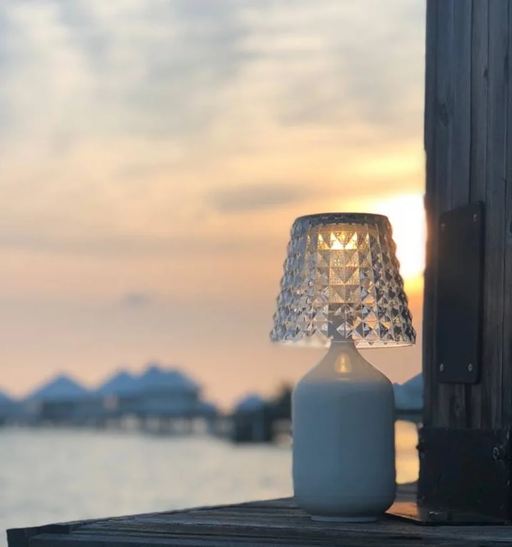 Современный стол Роскошный Гостиничный перезаряжаемый обеденный стол Светодиодная подсветка