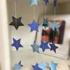 Estrellas brillantes de color azul profundo y azul claro.