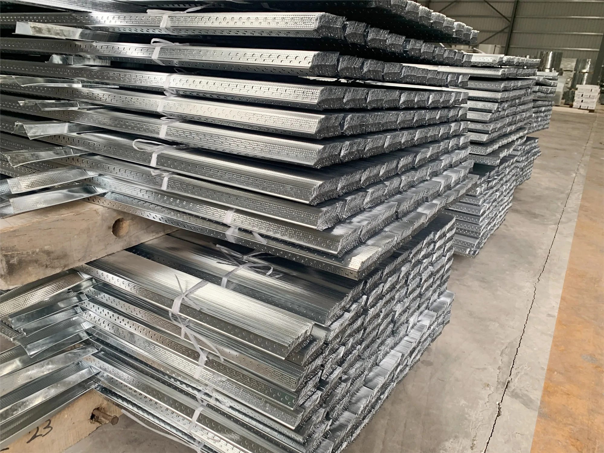 Galvanized Steel Drywall Profile Perforated R Angle Wall Corner ...