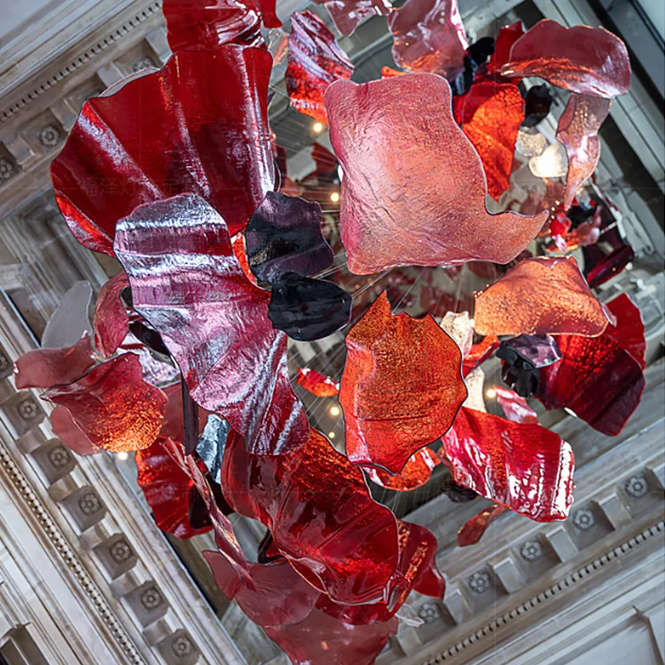 Внутреннее украшение на заказ Люстра для виллы Холла отеля вестибюль лестница красная стеклянная светодиодная проекта