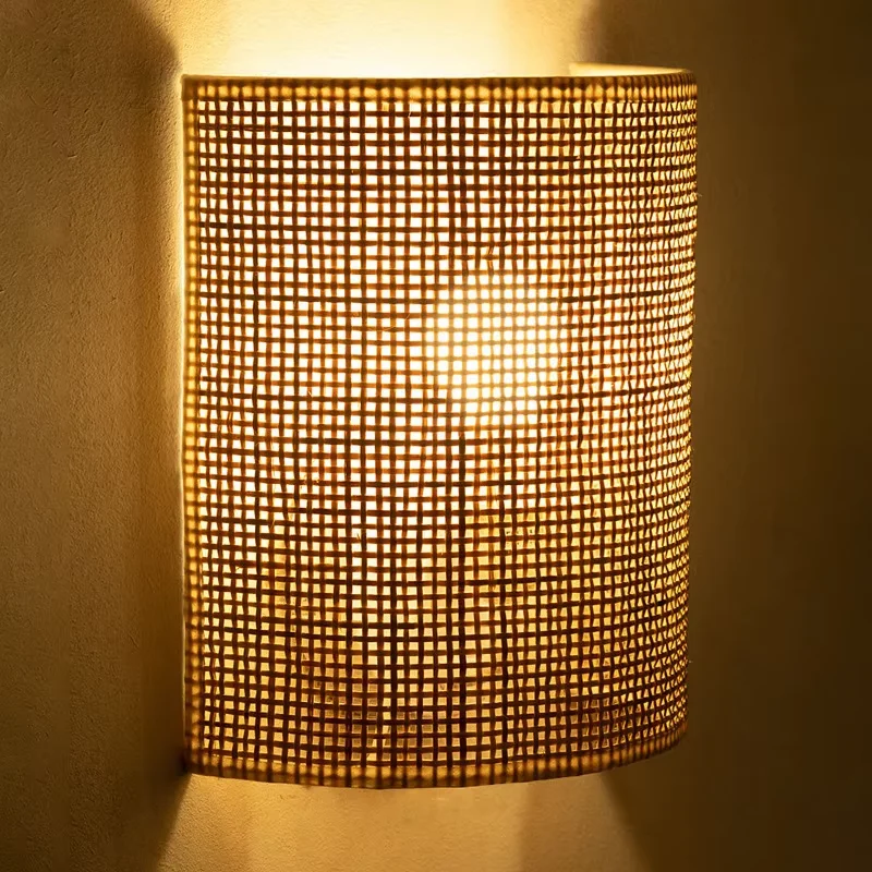 Luminária de parede LED moderna em bambu e rattan trançado à mão, estilo artístico japonês criativo, para cabeceira, 220V, ideal para sala de estar e quarto._voghion.com