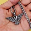 Cadena de acero con águila bicéfala plateada.