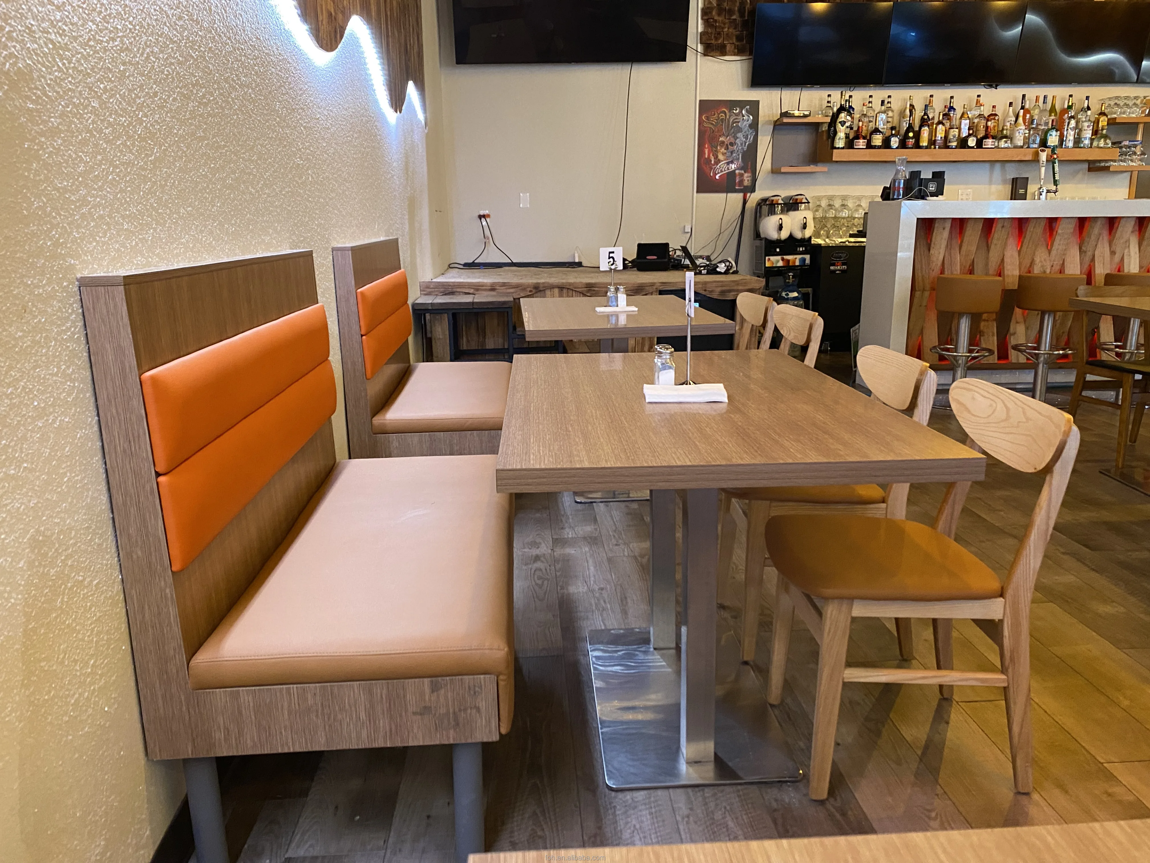 炸玉米饼披萨餐厅咖啡店桌子,橙色摊位店和棕色乙烯基皮革内饰椅