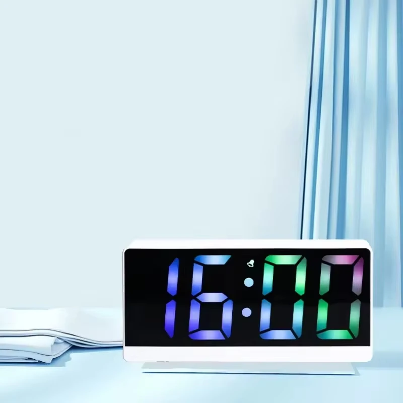 Color-Changing Home Fashion Ornament Electronic Timer Simple Design USB Powered, LED Color Electronic Clock Desktop Decorations
