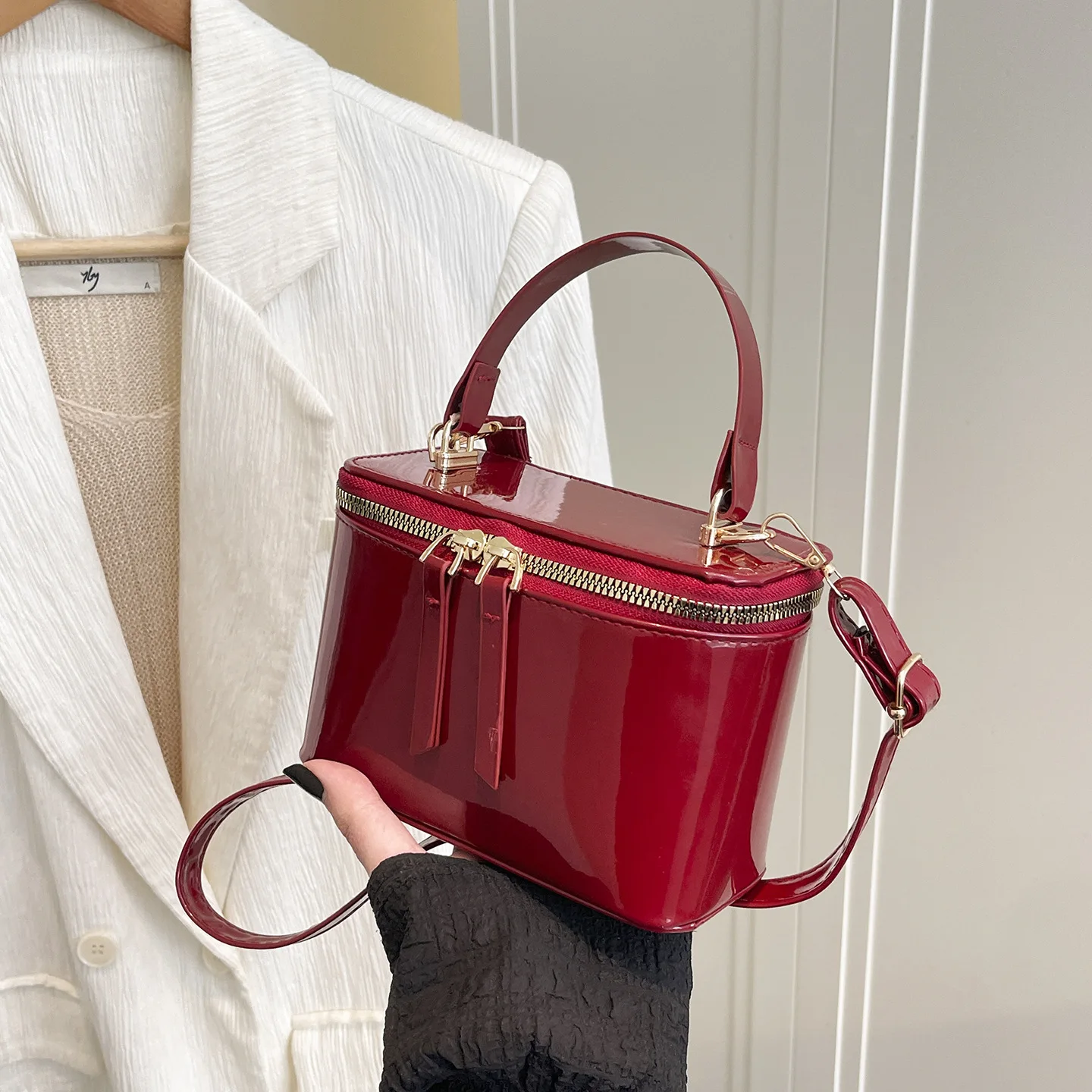 2026 New Super Fire Square Chain Crossbody Bag All-match Zipper Closure Stitching Polyester Lining High-end Texture Handbag