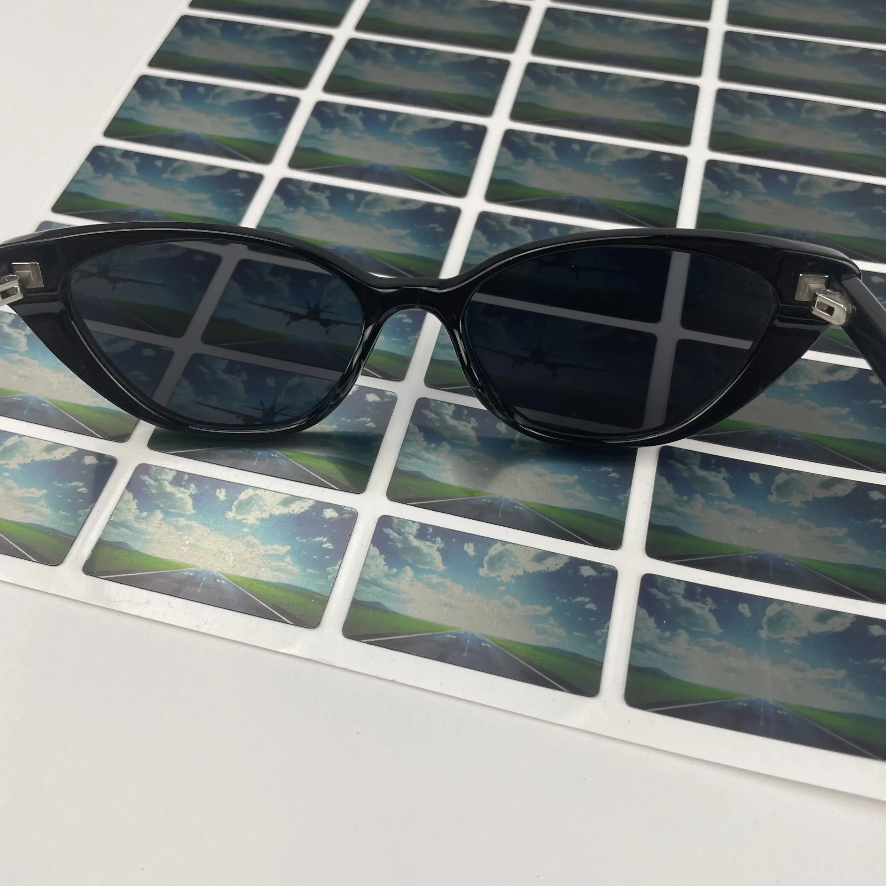 Wholesale Small Polarization Sunglasses Tester with Invisible Effect Polarized Lens Packaging in Paper Card-Eyewear Accessories