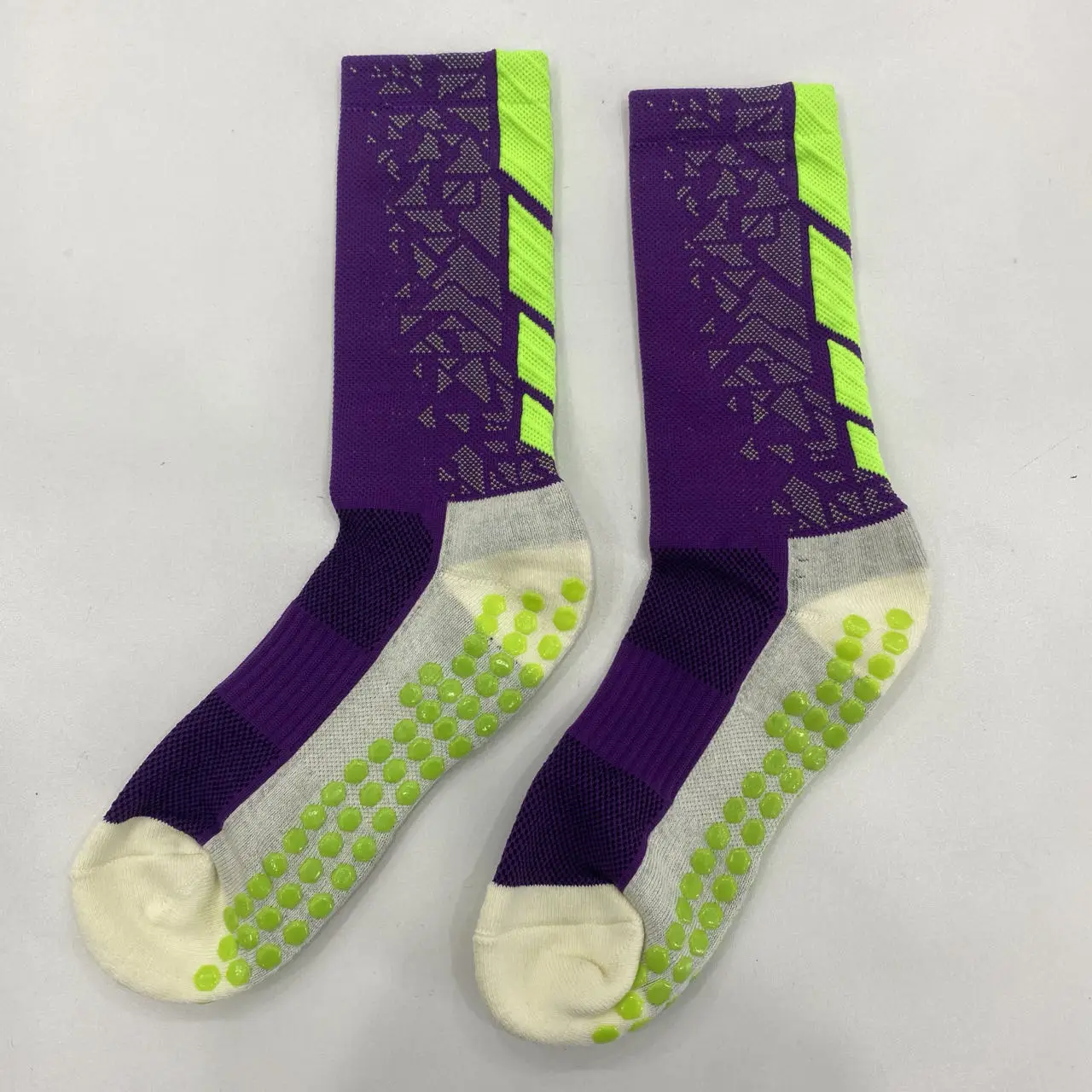 B82 Free Sample Sports Grip Socks Anti-slip Unisex Custom Logo Crew for Running Basketball Football Soccer manufacture