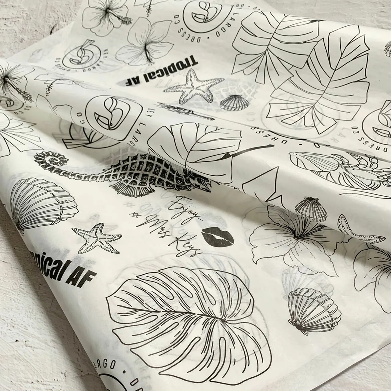 Белая салфетка 17 г/кв. М с черной печатью