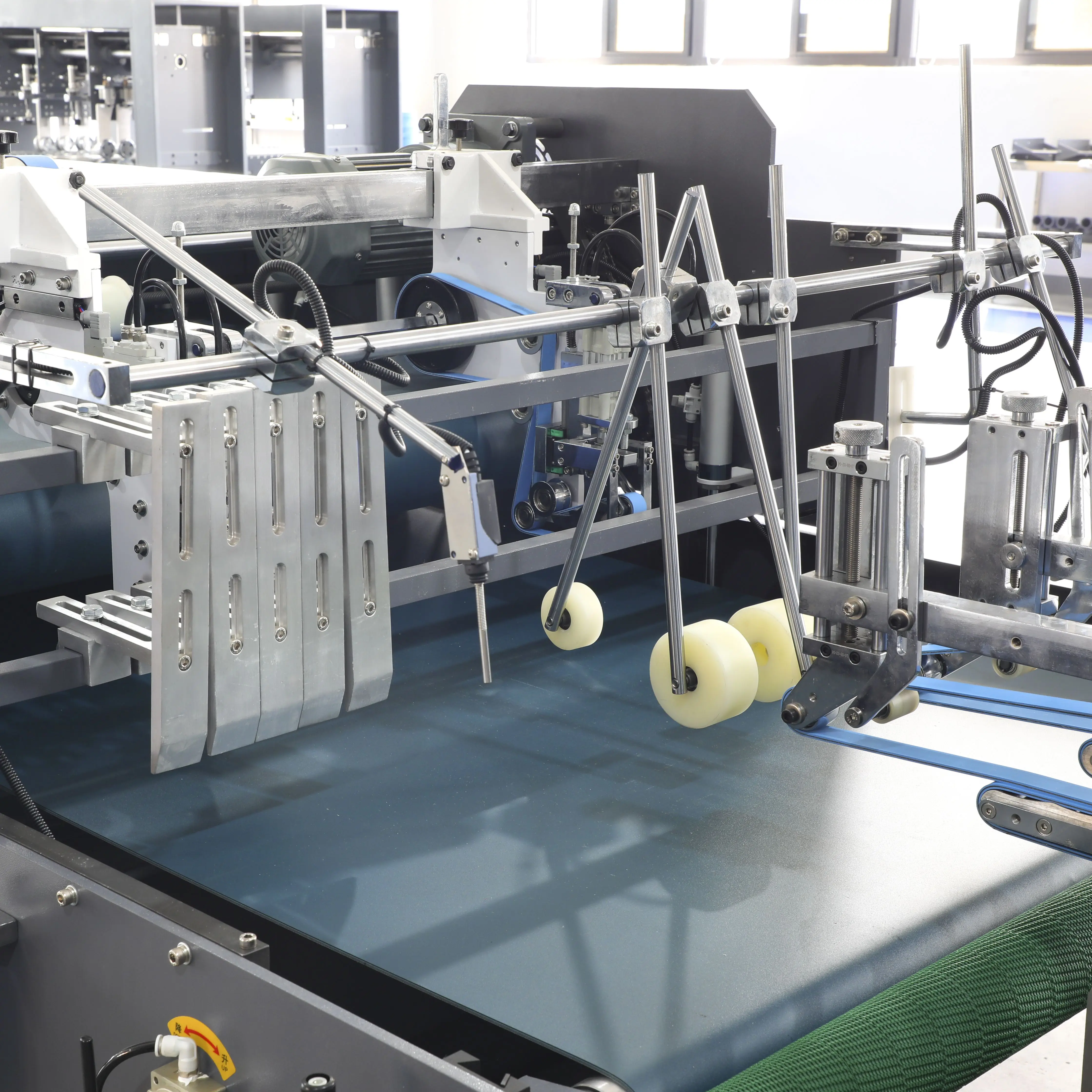 瓦楞纸箱直线盒折叠机浙江新罗兰机械纸盒折叠4角上胶机