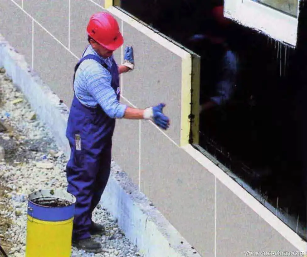 Утепленный дом снаружи зимой. Отделка фасада металлопрофилем. Сэндвич панели поэлементной сборки. Утепление дома сэндвич панелями. Вентилируемый фасад сайдинг технология монтажа.