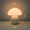 Lampada da tavolo color crema in ceramica bianca